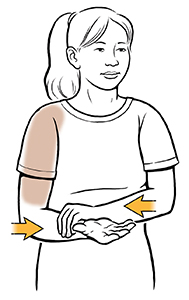 Una mujer haciendo un ejercicio de rotación interna del hombro