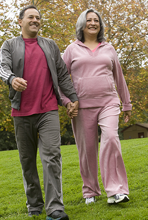 Hombre y mujer al aire libre, caminando.