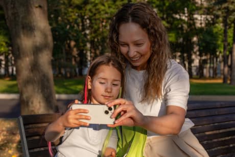 Una madre pasando tiempo con su hija en el parque.