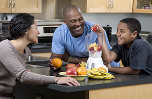 Family making fruit smoothies